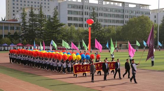 建筑前的广场上有许多人 AI 生成的内容可能不正确。